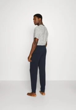 Pier One 2 Pack - Pyjamasbukse - Dark Blue/Mottled Light Grey 11 Pier One 2 Pack - Pyjamasbukse - Dark Blue/Mottled Light Grey -Pier One 058df6f0d3f34a2aaf1cb22da08558a8