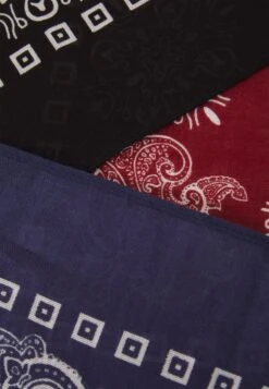 Pier One Unisex - Skjerf - Black/Blue/Red -Pier One 0763f35dd2c146798be05cd7a75fd0e6