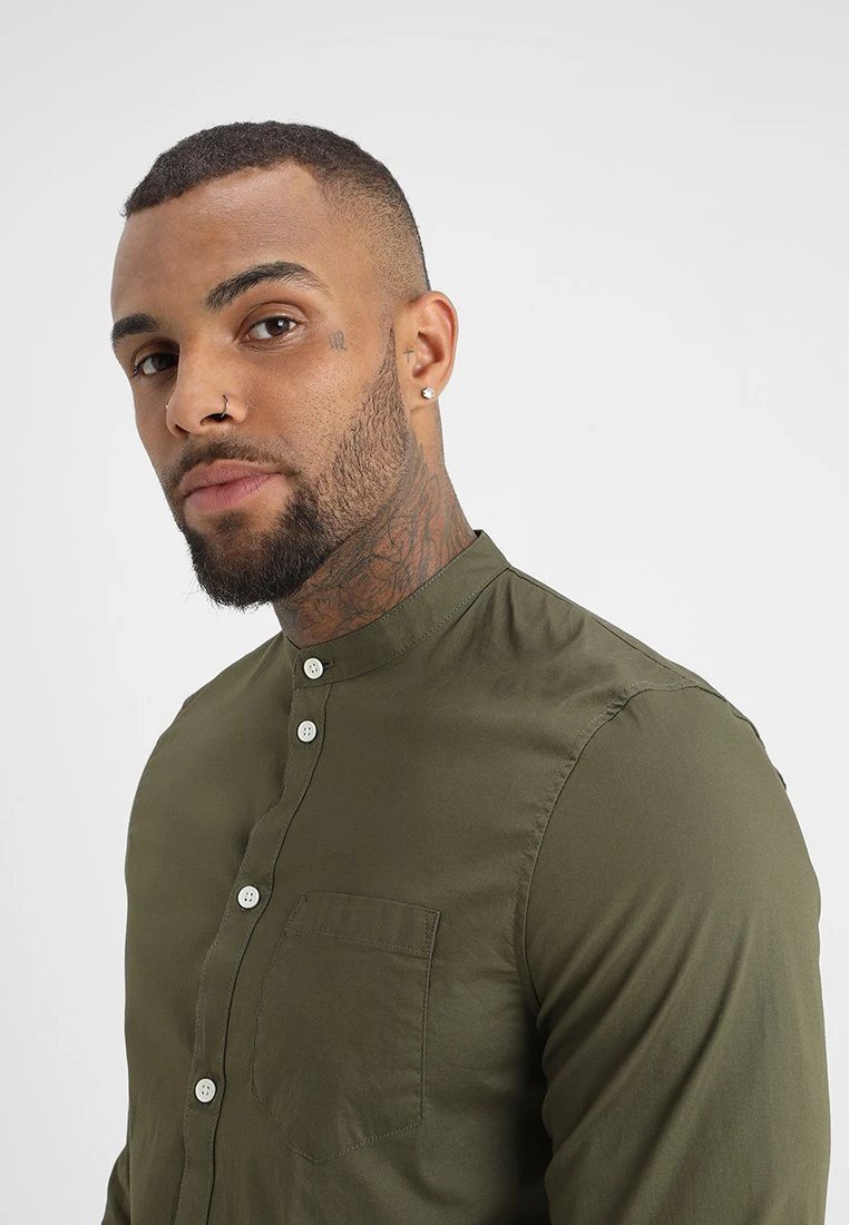Pier One Muscle Fit Stand- Skjorte - Oliv 7 Pier One Muscle Fit Stand- Skjorte - Oliv - Bilde 5