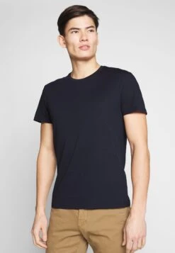 Pier One 2 Pack - T-Shirts - White/Dark Blue 10 Pier One 2 Pack - T-Shirts - White/Dark Blue -Pier One 29e824f9825c4b58be6620e83ee4ac6b