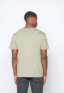 Pier One Moon Scene Graphic T-Shirt - T-Shirts Med Print - Olive 14 Pier One Moon Scene Graphic T-Shirt - T-Shirts Med Print - Olive -Pier One 36dcc28cb96f431a920960da342fa0ce