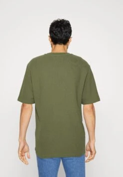 Pier One T-Shirts - Olive 10 Pier One T-Shirts - Olive -Pier One 65ccf289de134aeea9fa2e41e2b7c35a