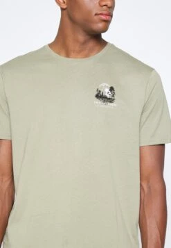 Pier One Moon Scene Graphic T-Shirt - T-Shirts Med Print - Olive 15 Pier One Moon Scene Graphic T-Shirt - T-Shirts Med Print - Olive -Pier One a3d76dc258384102beba731e1a4b47e2