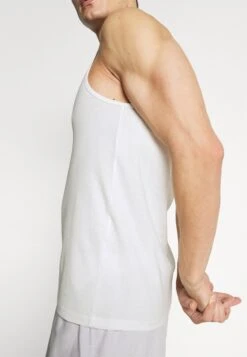 Pier One 3 Pack - Undertrøye - Dark Blue/Bordeaux/Off-White 15 Pier One 3 Pack - Undertrøye - Dark Blue/Bordeaux/Off-White -Pier One c107c99d278e430b8a693d0ec45ebe1a